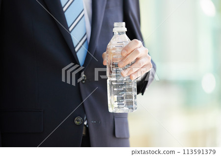 商業形象穿著西裝拿著塑膠瓶的年輕人 113591379