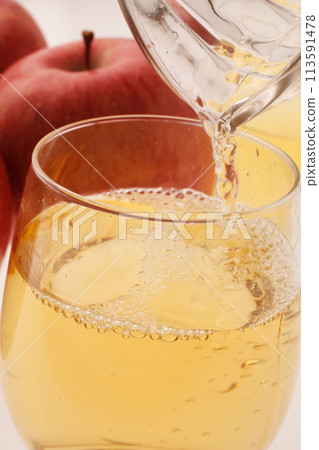 Apple juice, studio shot, white background 113591478