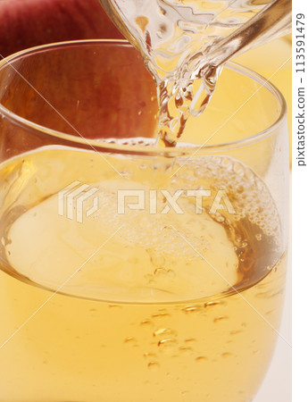 Apple juice, studio shot, white background 113591479
