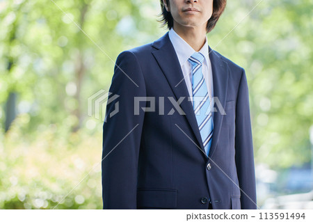 有企業圖像衣服的一個年輕人 有企業圖像衣服的一個年輕人 113591494