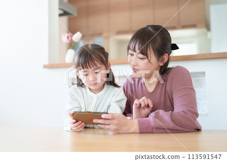 使用智慧型手機的父母和孩子、女孩和母親 113591547