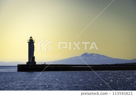 Mount Shari and the lighthouse at sunset in winter Mount Shari and the lighthouse at sunset in winter 113591621