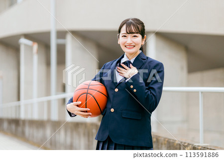 國中女生和高中女生在校舍前打籃球（社團活動、運動、運動俱樂部、籃球俱樂部） 113591886