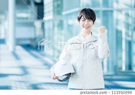 年輕的女性現場主管。 年輕的女性現場主管。 113592099