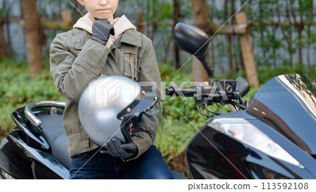 騎自行車時擔心的女人 113592108