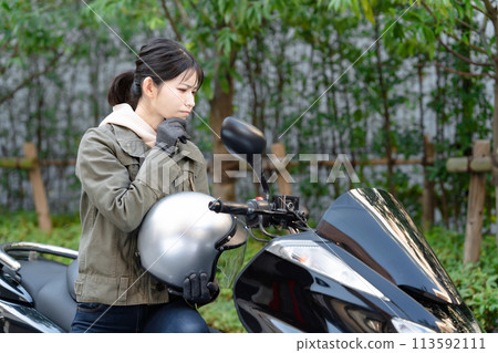 騎自行車時擔心的女人 113592111