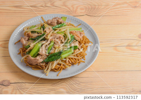 Fried noodles with komatsuna and pork 113592317