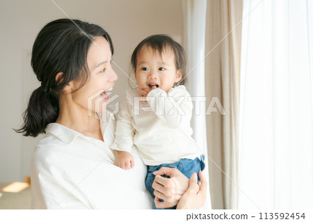 一個女人抱著嬰兒的肖像 一個女人抱著嬰兒的肖像 113592454