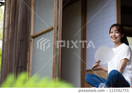 可愛的女人在家吃西瓜 113592755