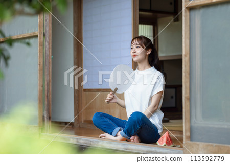 在陽台上吃西瓜的可愛女人 在陽台上吃西瓜的可愛女人 113592779