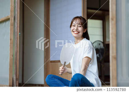 可愛的女人在陽台上納涼 可愛的女人在陽台上納涼 113592780