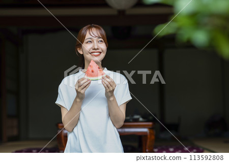 在陽台上吃西瓜的可愛女人 113592808