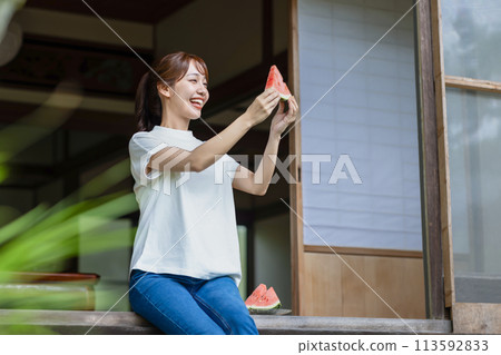 在陽台上吃西瓜的可愛女人 在陽台上吃西瓜的可愛女人 113592833