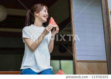 在陽台上吃西瓜的可愛女人 在陽台上吃西瓜的可愛女人 113592835