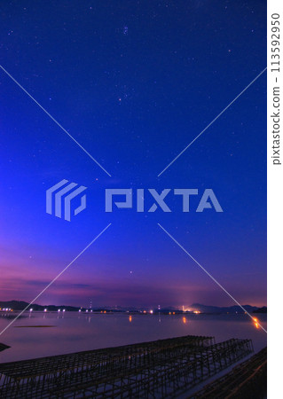 瀨戶內夏季的星空:獵戶座在暮色的天空中升起 瀨戶內夏季的星空:獵戶座在暮色的天空中升起 113592950