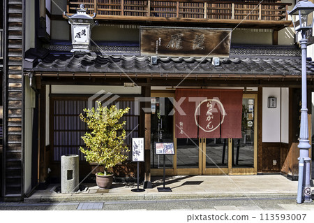 Nishi Chaya District in spring under the clear blue sky 113593007