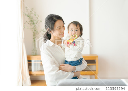 媽媽抱著一個嬰兒 媽媽抱著一個嬰兒 113593294