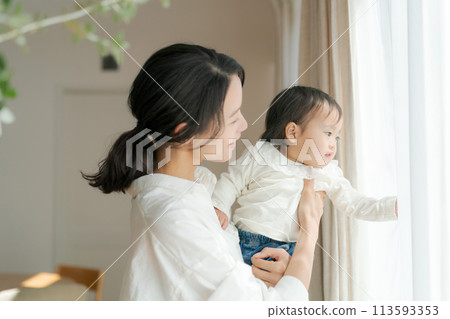 媽媽抱著一個嬰兒 113593353