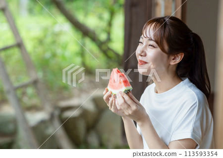 在陽台上吃西瓜的可愛女人 113593354