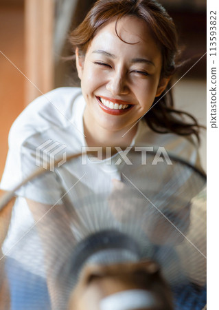 可愛的女人用風扇為自己降溫 可愛的女人用風扇為自己降溫 113593822
