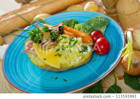 Baked potato with bacon, vegetables, mushrooms 113593991