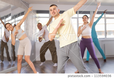 European guy with team of like-minded multinational people learn to elements of hip hop dance 113594036