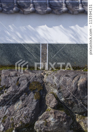 Patterns on the walls of various buildings in the city 113594131