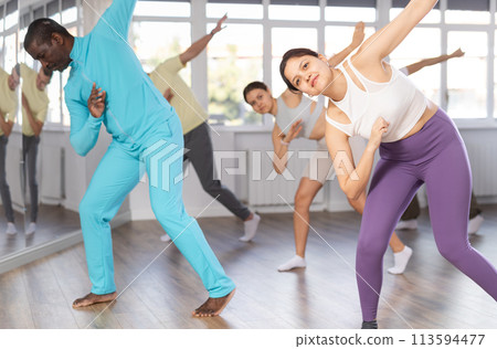 Group of people dancing hip hop Group of people dancing hip hop 113594477