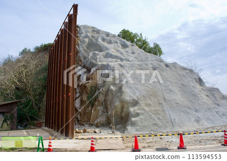 透過拆除一座小山來拓寬道路的施工工作 113594553