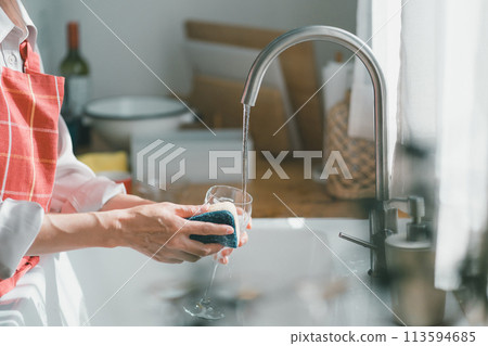 洗碗 主婦 家庭主婦 113594685