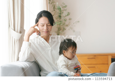 厭倦了照顧孩子的母親的照片 厭倦了照顧孩子的母親的照片 113594713