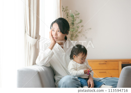 厭倦了照顧孩子的母親的照片 厭倦了照顧孩子的母親的照片 113594716