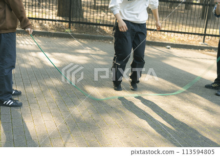公園:人們的腳在玩跳繩 公園:人們的腳在玩跳繩 113594805