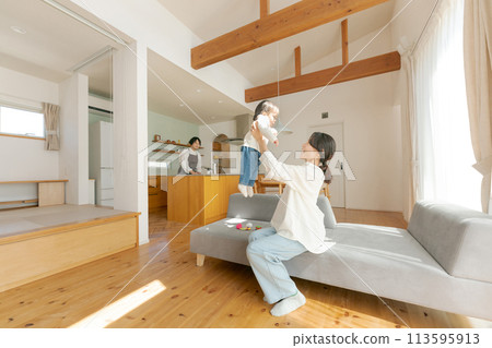 Family to relax in the living room 113595913