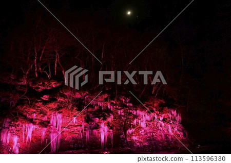 月亮照亮了秩父市大瀧地區的御三土冰柱。 月亮照亮了秩父市大瀧地區的御三土冰柱。 113596380