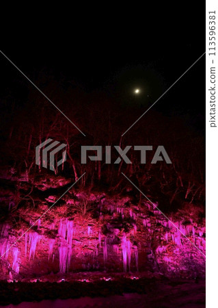 月亮照亮了秩父市大瀧地區的御三土冰柱。 月亮照亮了秩父市大瀧地區的御三土冰柱。 113596381