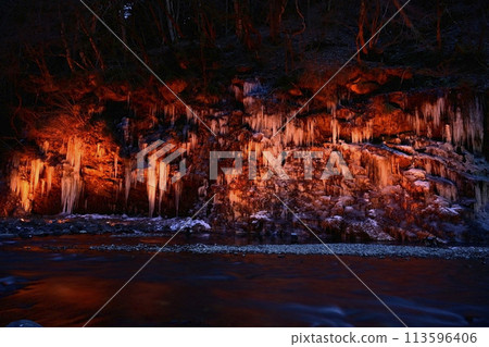 秩父市大綇郡三綾町的冰柱彩燈 秩父市大綇郡三綾町的冰柱彩燈 113596406
