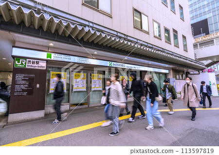 日本東京城市景觀，俯瞰澀谷站西口的綠色窗口、澀谷櫻花舞台澀谷塔等。 113597819