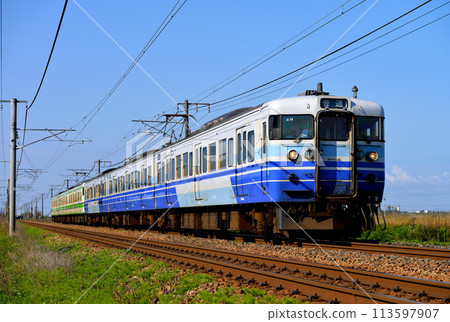 6 trains of 115 series running on the Shin-Etsu Line 6 trains of 115 series running on the Shin-Etsu Line 113597907