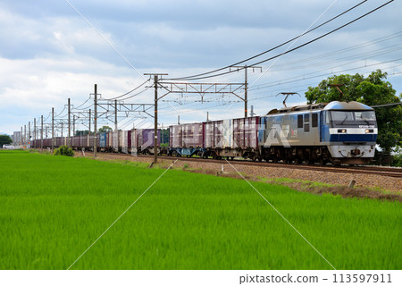 運行在東海道本線的EF210-152貨櫃貨運列車 運行在東海道本線的EF210-152貨櫃貨運列車 113597911