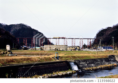 2006: A local train running on the old Yobetsu iron bridge 113598022