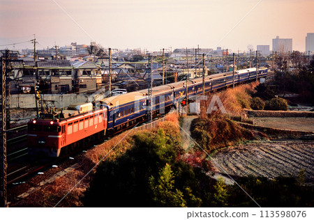 2006年 EF81108藍色列車日本海2號在東海道本線運行 2006年 EF81108藍色列車日本海2號在東海道本線運行 113598076