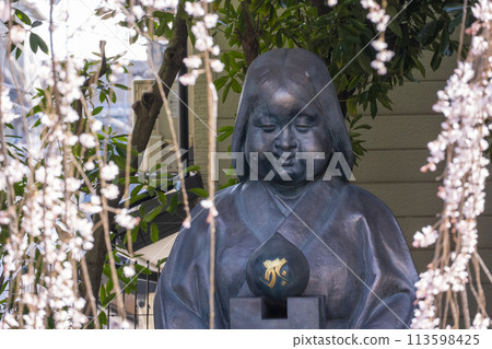 Okame statue at Daiho-onji Temple (Senbon Shakado) - Okame cherry blossoms in full bloom 113598425