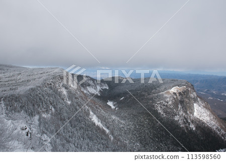 Blue sky, stones and snow scenery on Shibunoyu route (Nakayama Pass to Higashi Tengu) of Higashi Tengudake in the harsh winter in Chino City, Nagano Prefecture 113598560