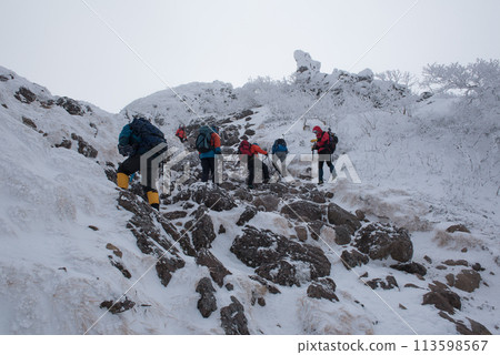 Climbers, stones and snow scenery on the Shibunoyu route (Nakayama Pass to Higashi Tengu) of Mount Higashi Tengu in the harsh winter in Chino City, Nagano Prefecture Climbers, stones and snow scenery on the Shibunoyu route (Nakayama Pass to Higashi Tengu) of Mount Higashi Tengu in the harsh winter in Chino City, Nagano Prefecture 113598567