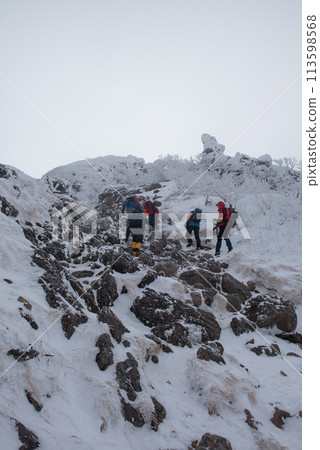 Climbers, stones and snow scenery on the Shibunoyu route (Nakayama Pass to Higashi Tengu) of Mount Higashi Tengu in the harsh winter in Chino City, Nagano Prefecture 113598568