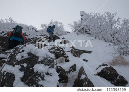 Climbers, stones and snow scenery on the Shibunoyu route (Nakayama Pass to Higashi Tengu) of Mount Higashi Tengu in the harsh winter in Chino City, Nagano Prefecture 113598569
