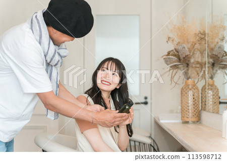 A woman and a hairdresser/stylist who buy products at a beauty salon/hair salon 113598712
