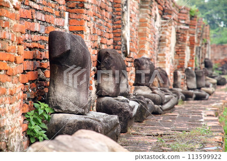 泰國世界文化遺產大城府古都瑪哈泰寺內一尊倒塌的佛像，因佛頭埋在根部而聞名。 113599922