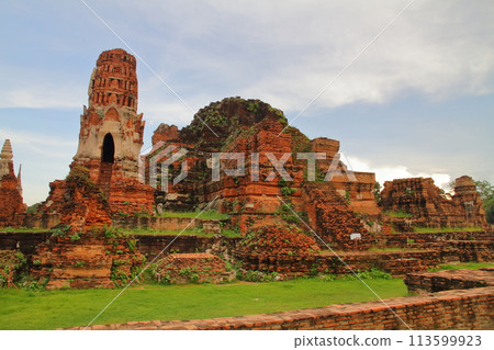 泰國世界文化遺產大城府的古都,是瑪哈泰寺的廢墟,以埋在樹根間的佛像頭而聞名。 泰國世界文化遺產大城府的古都,是瑪哈泰寺的廢墟,以埋在樹根間的佛像頭而聞名。 113599923